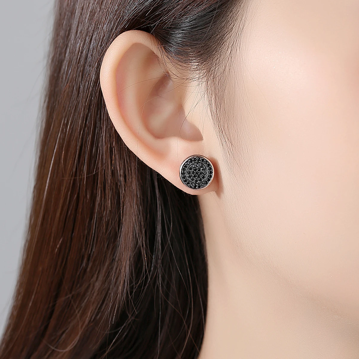 LUOTEEMI Fashion Chic Round Stud Earrings for Women Female Luxury Crystal Black Punk Stud Earrings Vintage Wedding Earrings Gift