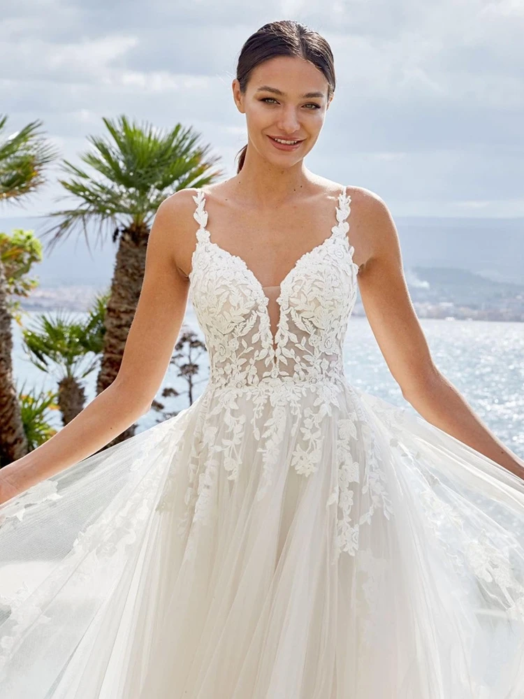 Abito da sposa senza maniche bohemien Sexy scollo a v profondo eleganza pizzo Applique cinturino per Spaghetti corte dei treni A-Line Boho abito da sposa