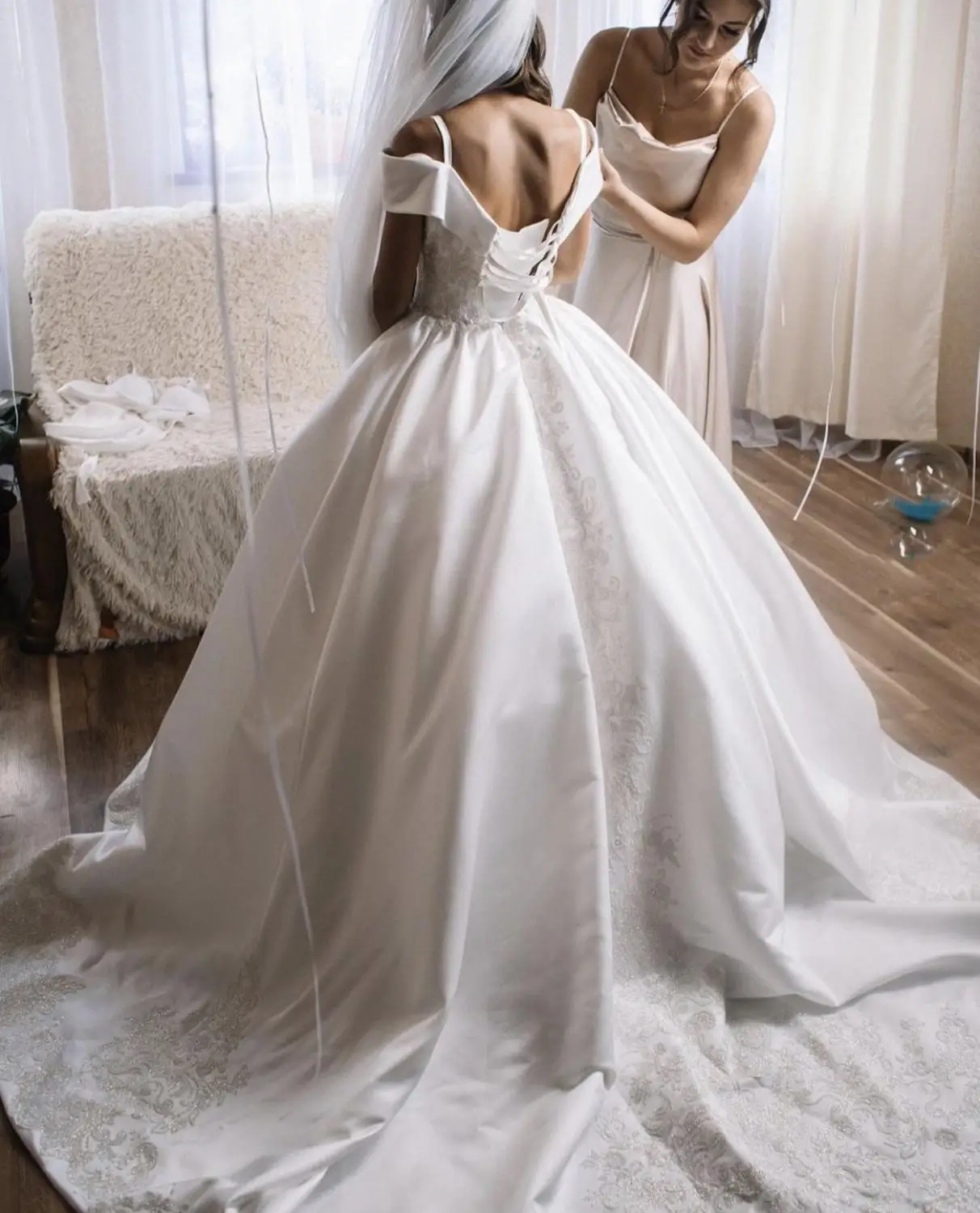 Vestido de casamento bola decote em v fora do ombro rendas apliques lantejoulas contas sem costas cetim andar comprimento varredura trem vestido de noiva novo