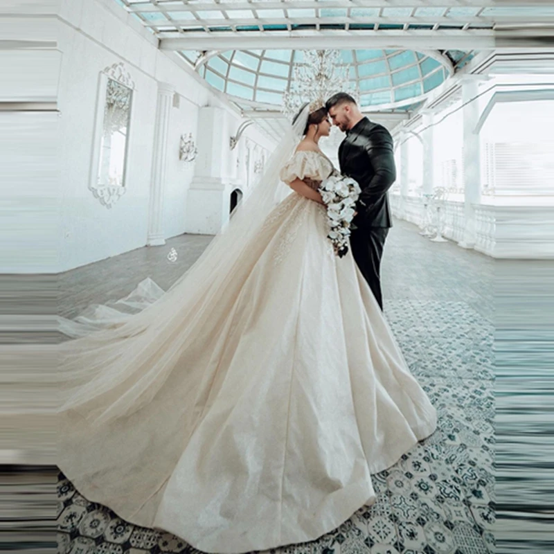 

Роскошные кружевные свадебные бальные платья цвета шампанского с кристаллами с открытыми плечами и пышными полурукавами Длинные свадебные платья Дубая с длинным шлейфом