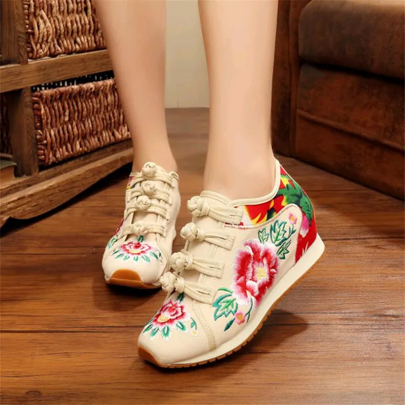 New Spring Women\'s Flower Embroidered Flat Platform Shoes Chinese Ladies Casual Comfort Denim Fabric Sneakers Shoes