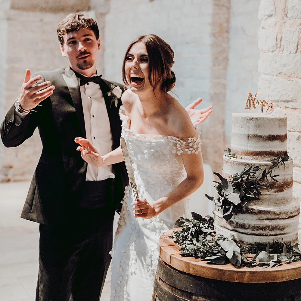 ปิดไหล่ลูกไม้ Mermaid ชุดเจ้าสาวที่กําหนดเอง PLUS ขนาด 3D Leaf โรแมนติกซาติน Barn Rustic การถ่ายภาพชุดแต่งงาน