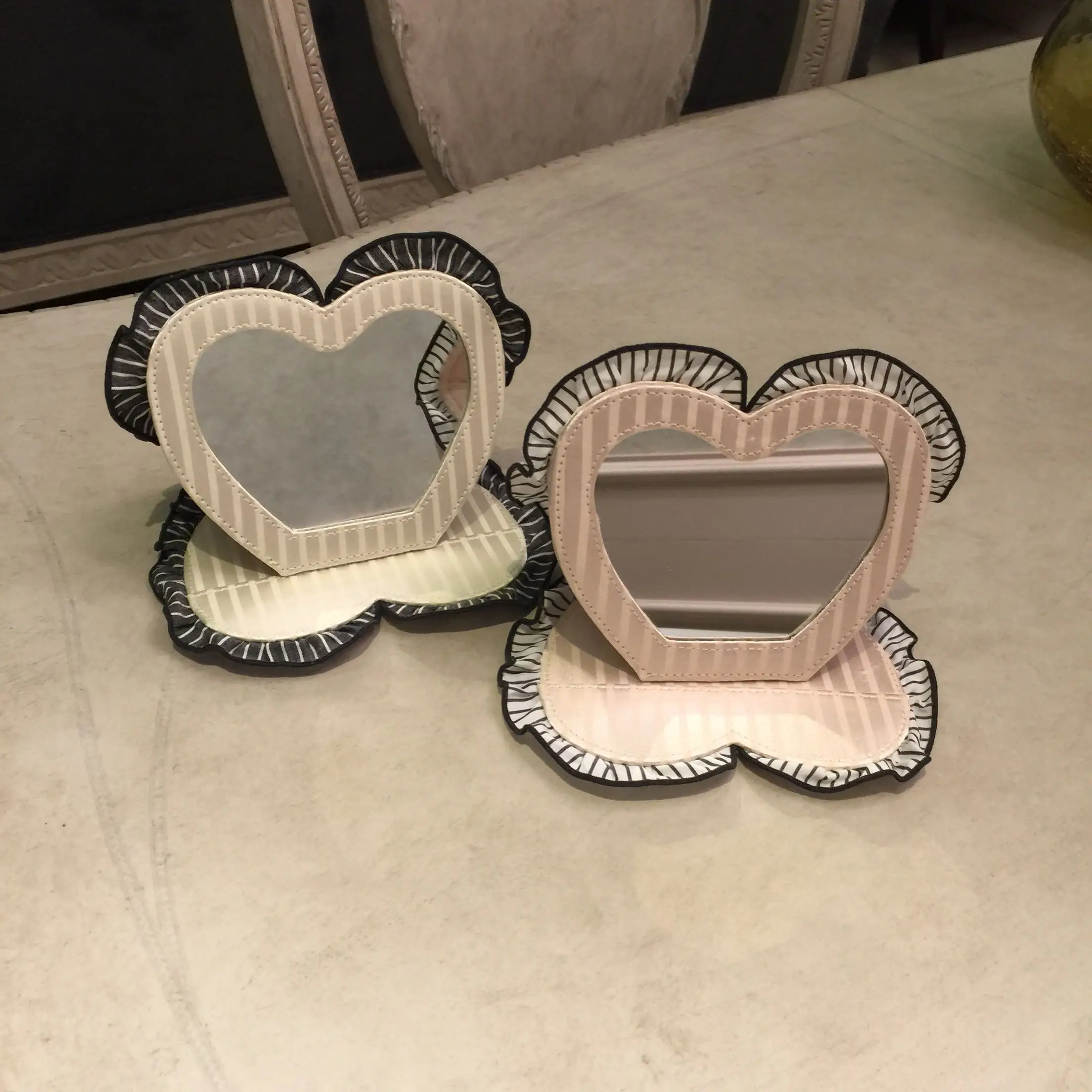 

Portable Mirror зеркало косметическое With Sweet Stripe Lace Embroidery Lovely English Heart-shaped Folding Makeup Mirrors