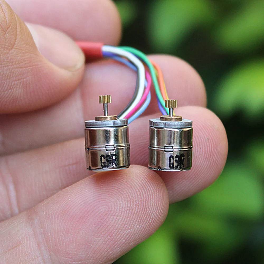 Para mikro-mikro silników krokowych Mały elektryczny 2-fazowy 4-przewodowy silnik krokowy o średnicy 8 mm z precyzyjnym zębaczem miedzianym i przewodem łączącym