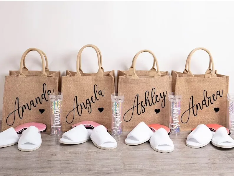 Gepersonaliseerde Jute Zakken Custom Naam Monogram Strand Zakken Bruidsmeisje Gift Bags Tote Jute Tassen Custom Huwelijksgeschenken Voor Bruid