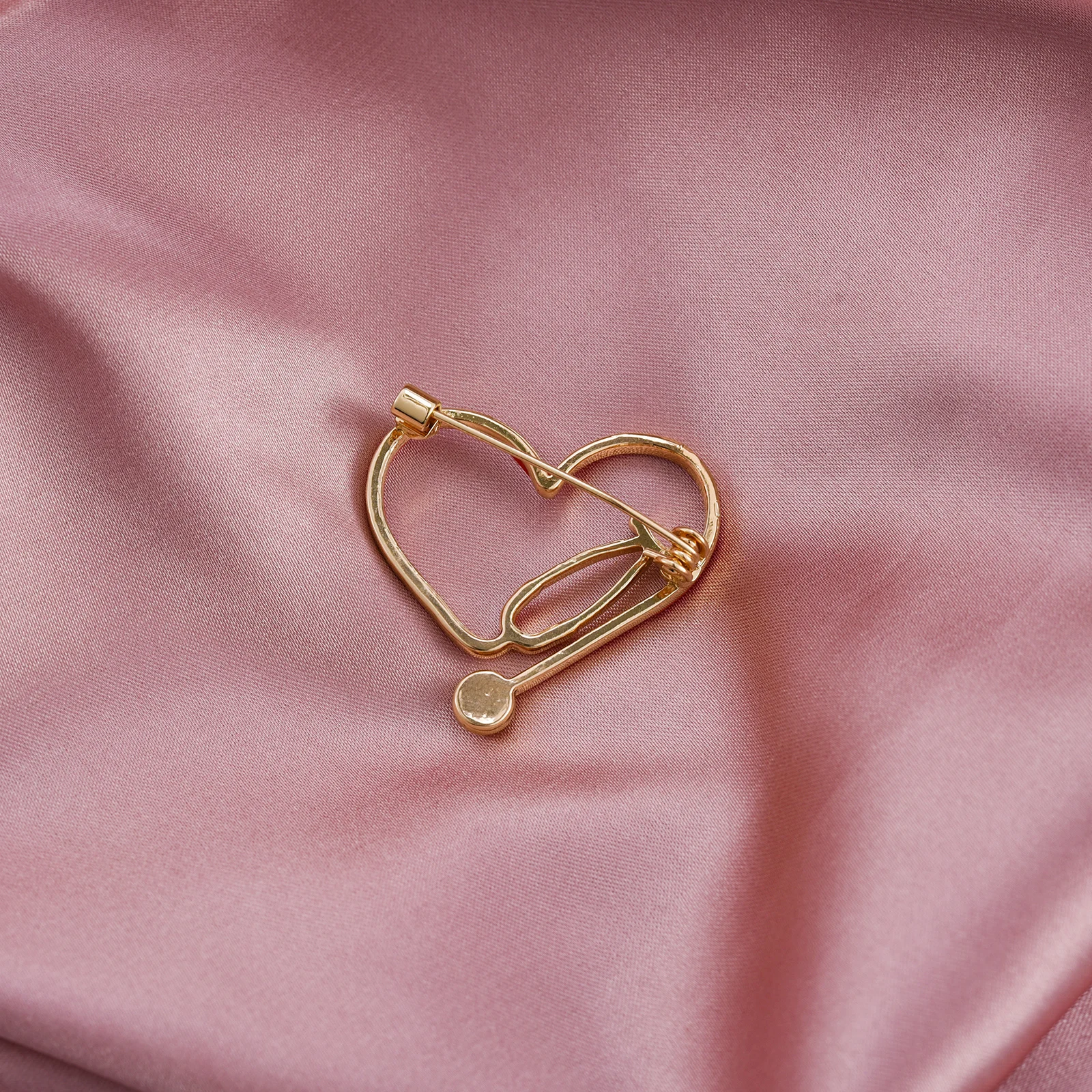 Harong Red Stethoscope Lapel Pins Brooch Doctor Medical Equipment Jewelry Heart Shaped Badge Internist Pins Student Accessories