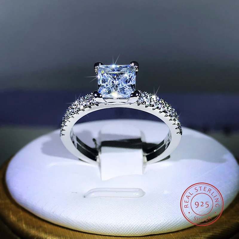 

Женское кольцо из серебра 925 пробы с цирконом