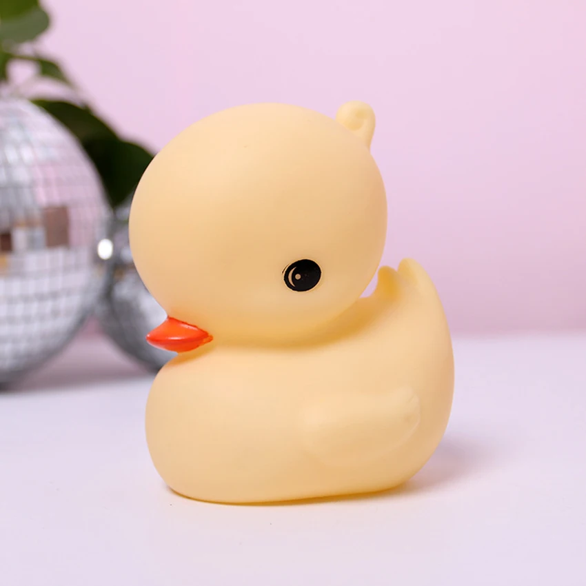 ไฟกลางคืนรูปเป็ดน่ารักสำหรับเด็กหรือเด็กผู้หญิงโคมไฟ LED สำหรับเรือนเพาะชำซิลิโคนแบบนุ่มการเปลี่ยนสีเรืองแสงสำหรับเด็กวัยหัดเดินห้อง