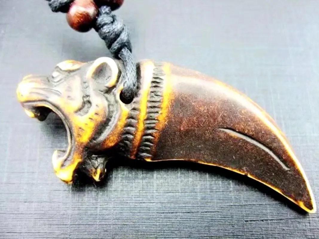 

12 pcs Vintage Amulet Hand-Carved Punk Tiger Charm Necklace Pendants Tribal Style Imitation Bone Resin Carved Rope Boy Men's Gif