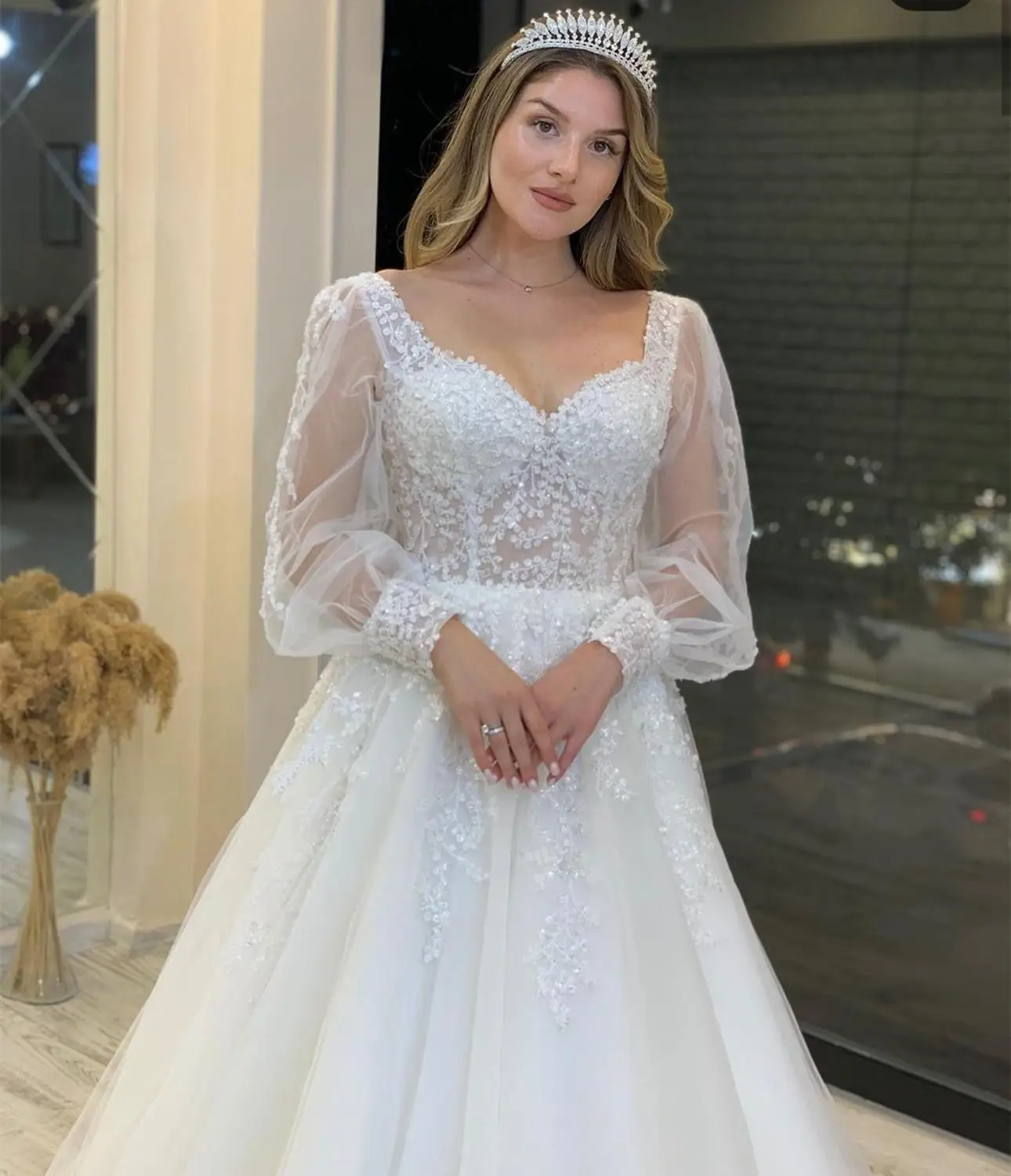 Vestido de casamento personalizado, manga longa, linha a, manga bufante, trem de varredura, costas nuas, renda frisada, lindo robe de mariee