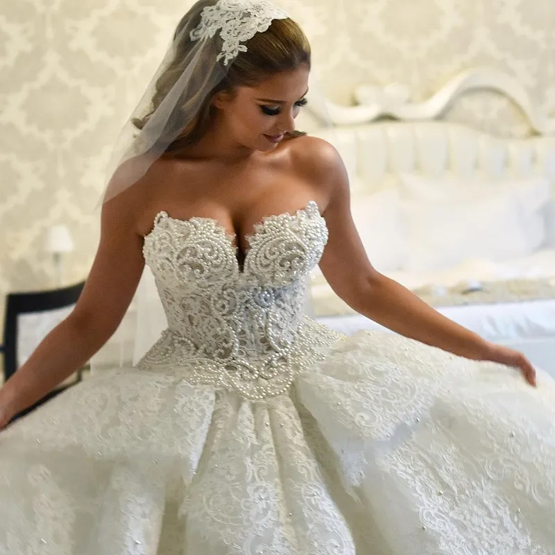 2025 Vestidos de novia de encaje hinchados de lujo Perlas con gradas Sweetherat Corte Tren Vestidos de novia de talla grande hechos a medida