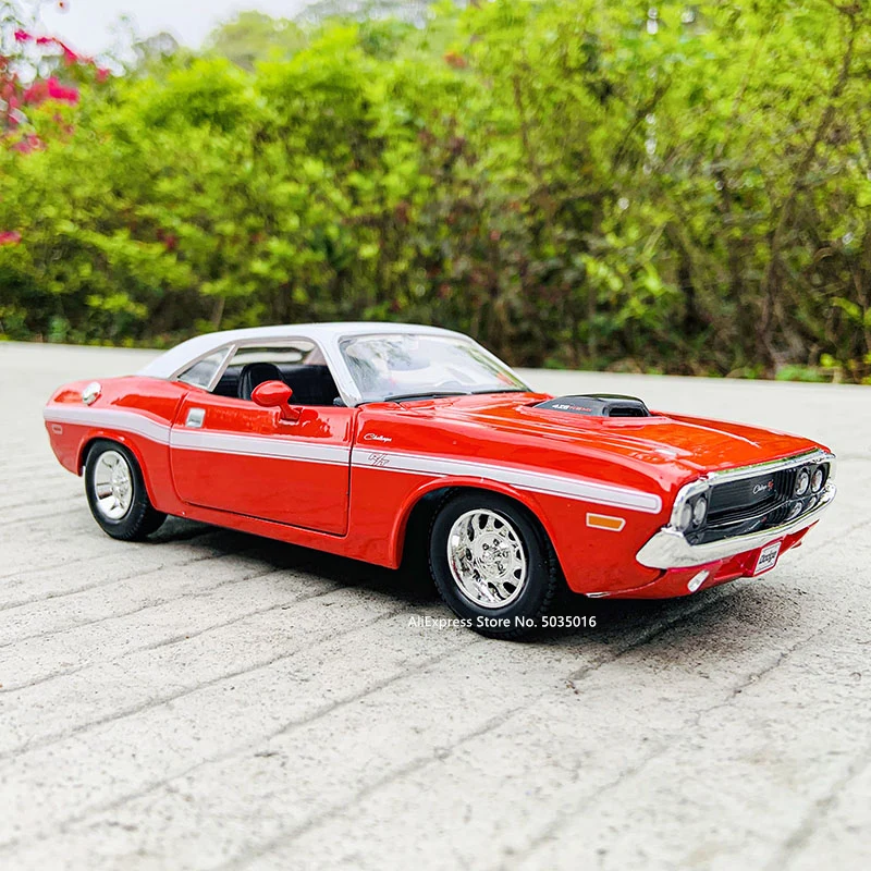 Maisto 1:24 1970 Dodge Challenge R/T Coupe Red simulation alloy car model crafts decoration collection toy tools gift