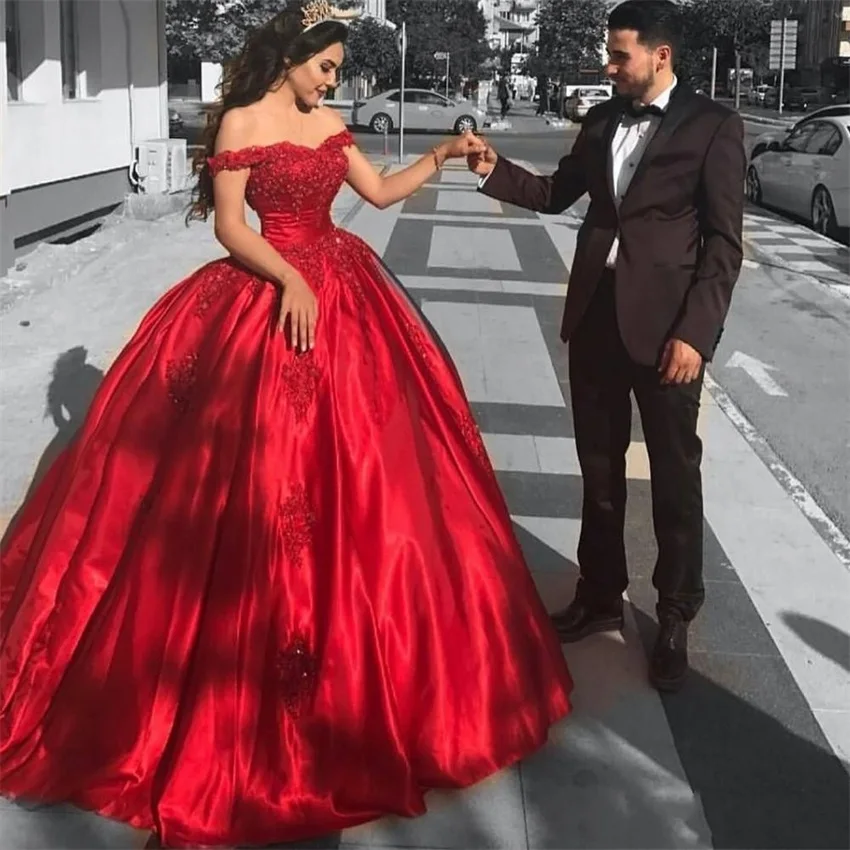 Maßgeschneiderte arabische Abendkleider, elegante rote Perlenstickerei, Spitzenapplikationen, Ballkleider, Quinceanera-Kleider, schulterfreie