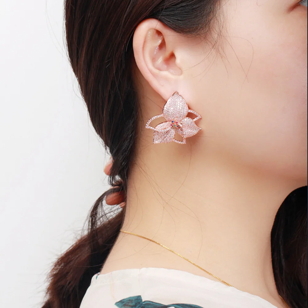 

Pera Sparkling Mirco Pave CZ Stone Romantic Big Cluster Flower Rose Gold Plated Ear Stud Earrings for Women Dancing Party E150