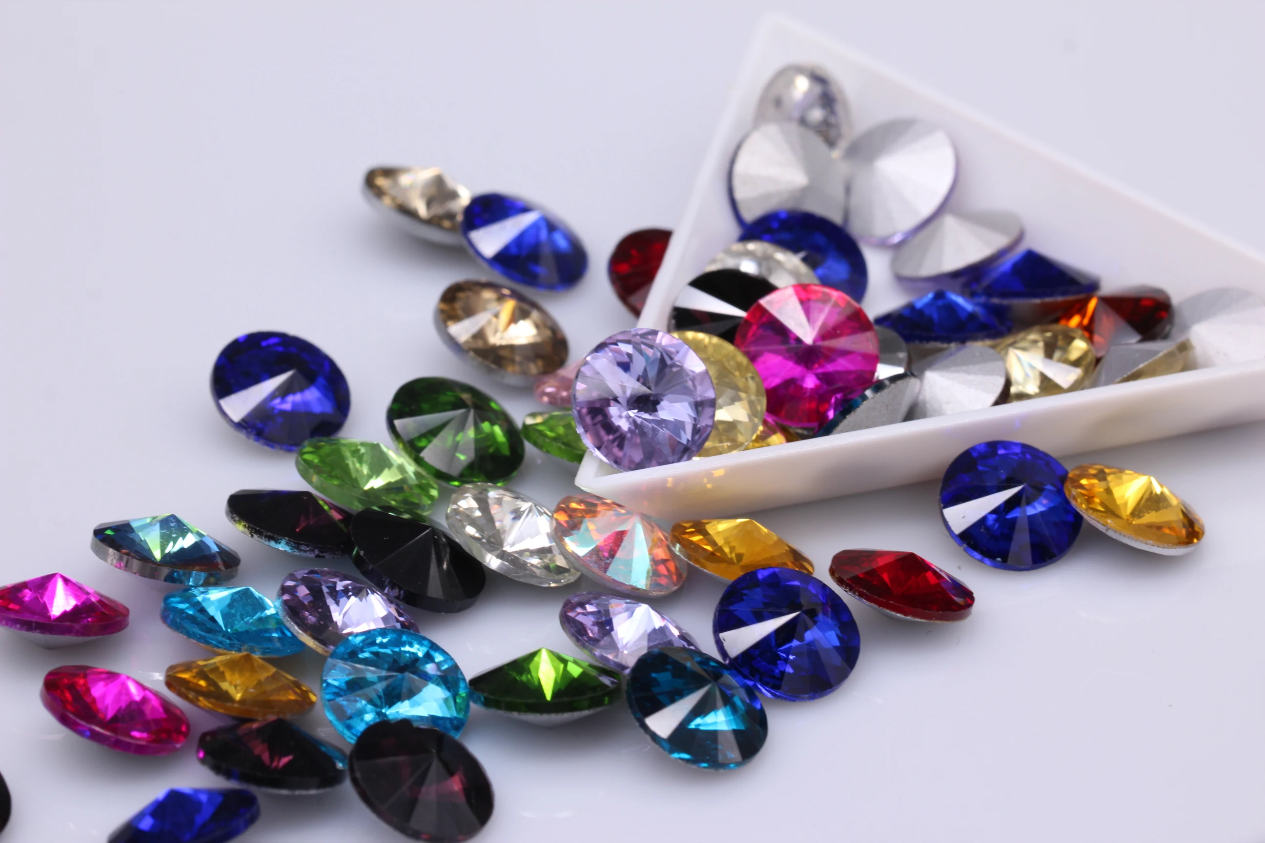 Rivoli di tutte le dimensioni Pietra fantasia rotonda a punta sul retro Vetro Strass di cristallo Collana per indumenti fai da te Spilla Creazione