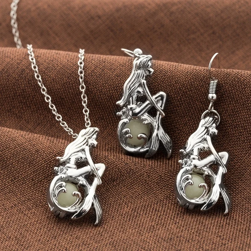 New Trendy Mermaid Shape Pendant Necklace Women\'s Necklace Fashion Metal Mermaid Luminous Stone Pendant Accessories Jewelry