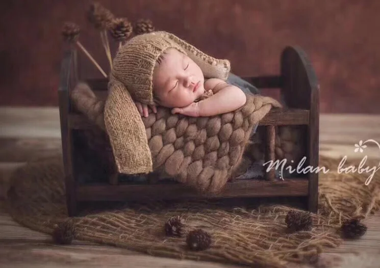 Neonatal photography props baby baby photo photo of the one-month-old wooden bed is a retro old props