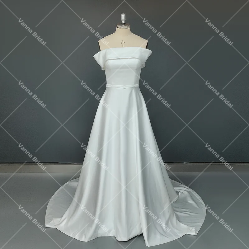 Off Shoulder Plain Satin Wedding Kathedraal Jassen Met Trein Low Cut Knoppen Mouwloze Custom Made Simple Elegant Bridal Dress