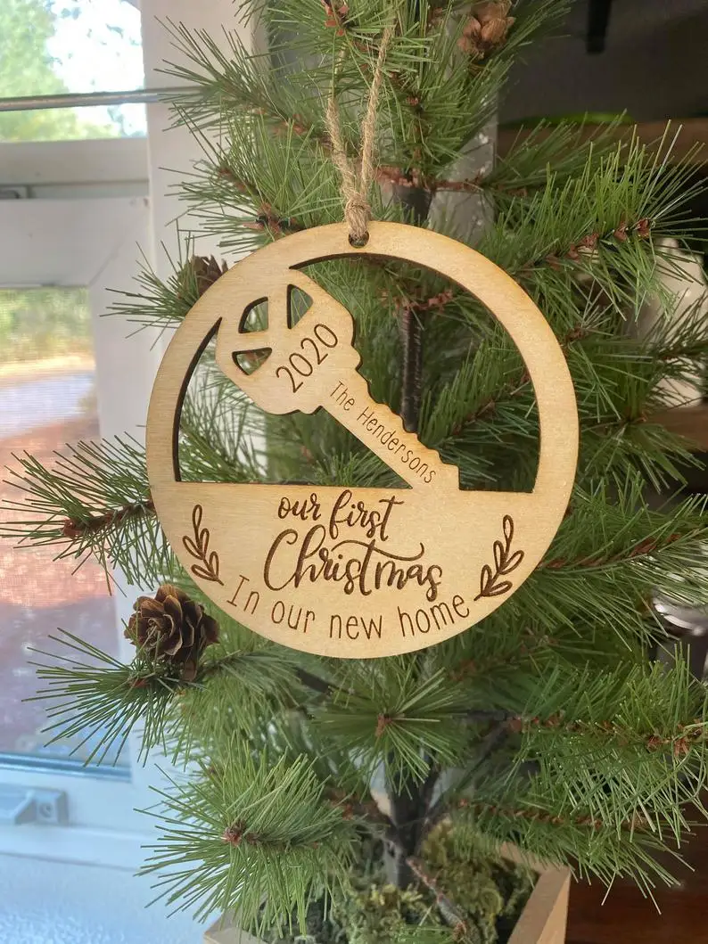 新しい家の装飾品で私たちの最初のクリスマスをパーソナライズする刻まれた木製の家族の木デクロハウスデコレーションギフト