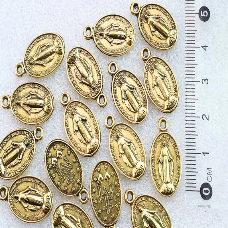 100 peças/medalha amuleto de medalha amarela católica de Santa Maria