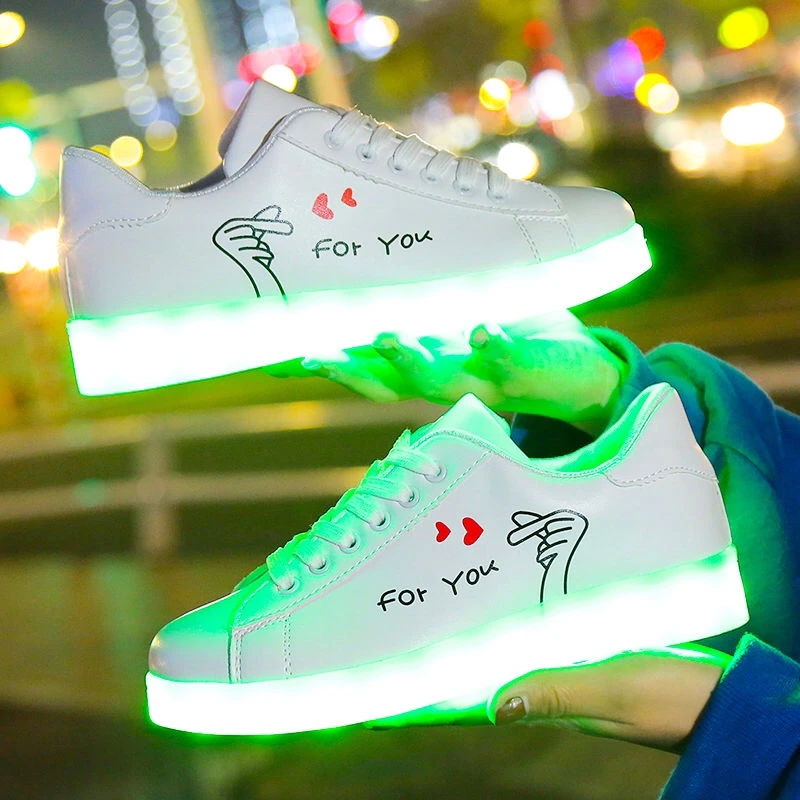 Zapatos luminosos recargables por Usb para hombre y mujer, zapatillas con luces LED, suela iluminada, patrón de amor para adultos, color blanco, novedad de 2024