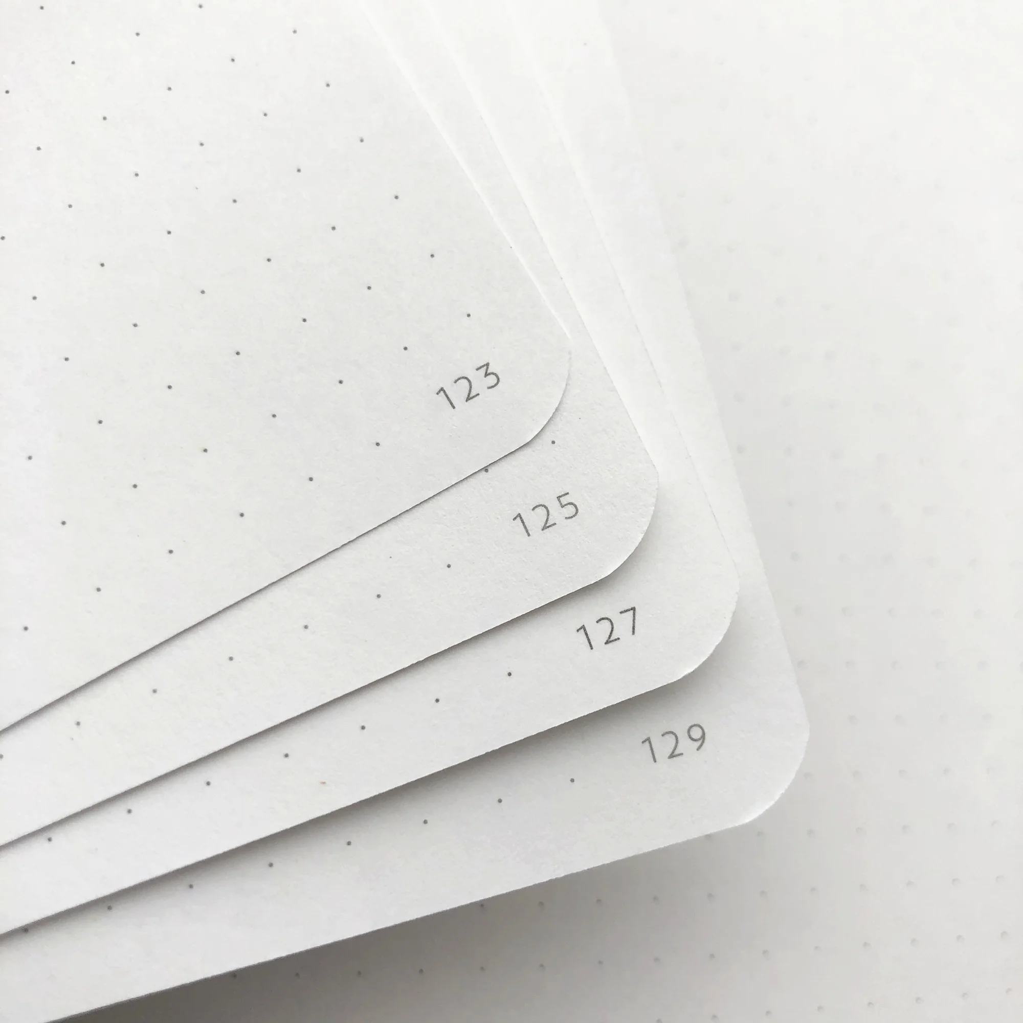 BUKE Gepunktetes Tagebuch im A5-Format, Zeichen-Skizzenbuch, 160 g/m2 Papier, Innentasche, nummeriert, 160 Seiten, 5 x 5 mm DOT GRID-Notizbuch – Detail 4