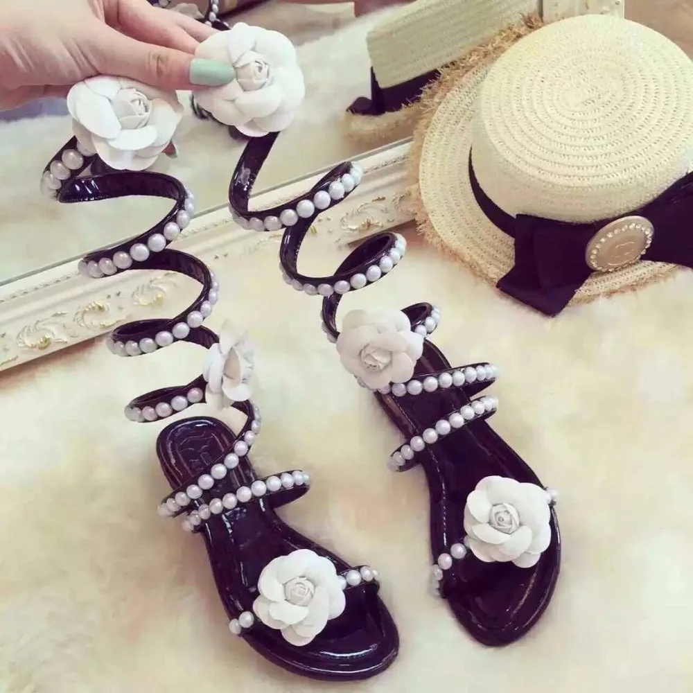 

Женская летняя обувь с цветами, сандалии на плоской танкетке, женские сандалии-гладиаторы на высоком каблуке со змеиным ремешком и жемчужными цветами, пикантная обувь