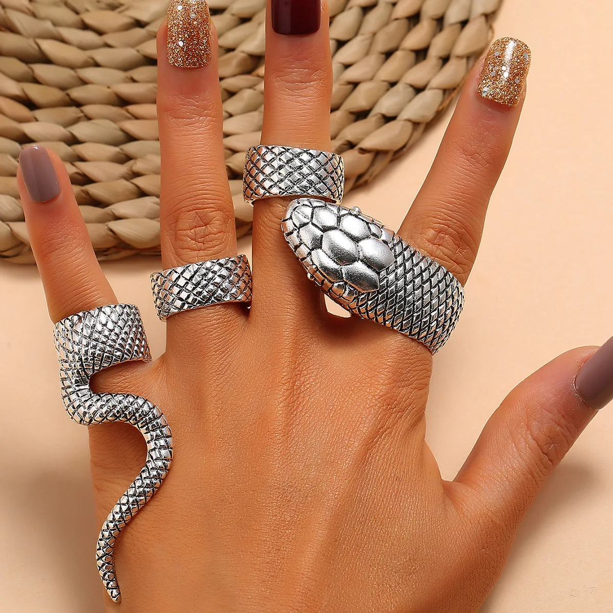 4Pc/Set Vintage Personality Python Snake Ring Set Gothic Style Exaggeration Finger Ring Punk Rock and Hip Hop Jewelry FOR Unisex