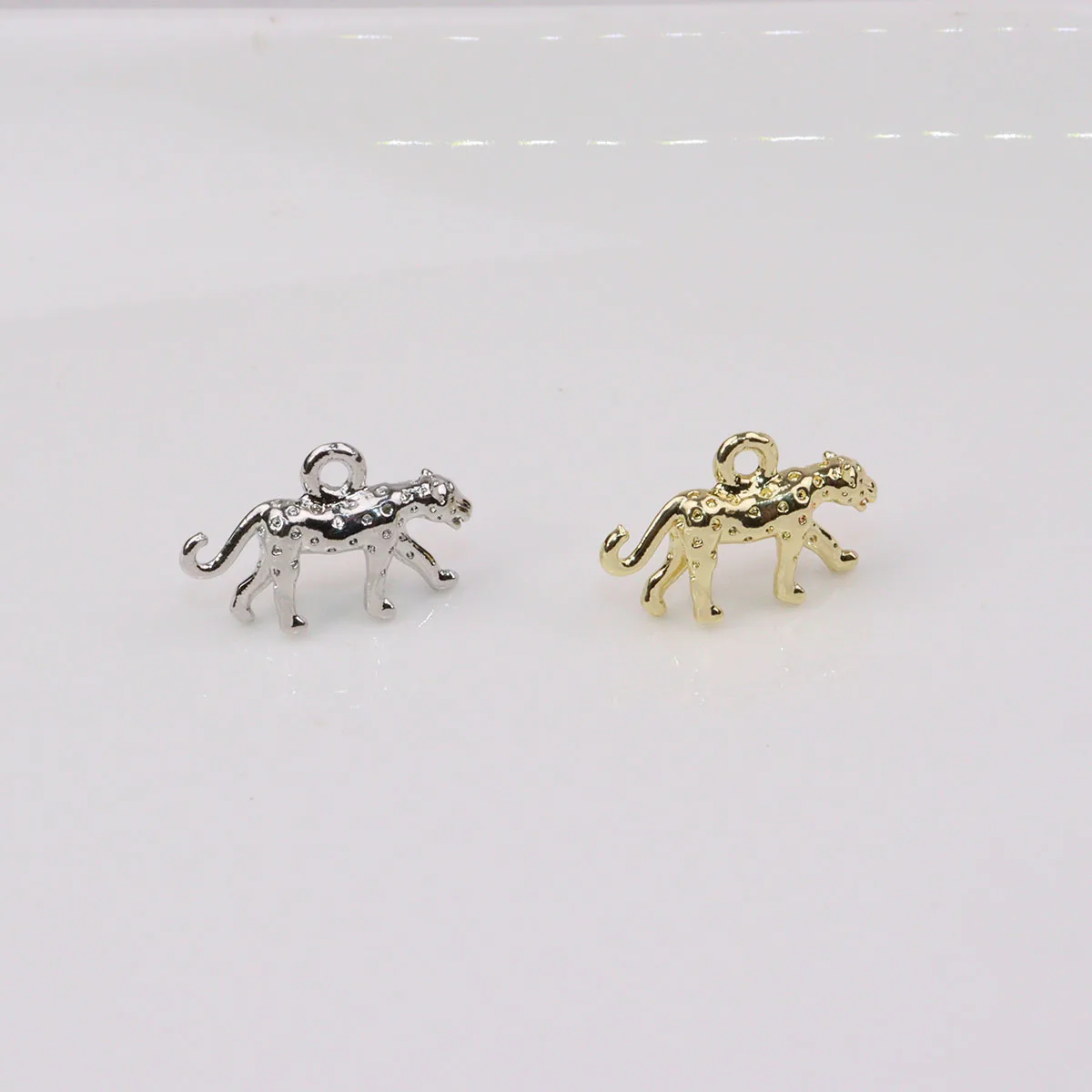 Eruifa 20 sztuk 20*10mm popularne dość Leopard biżuteria ze stopu cynku DIY Charms wisiorek kobiety dziewczyna naszyjnik, kolczyki bransoletka 2 kolory