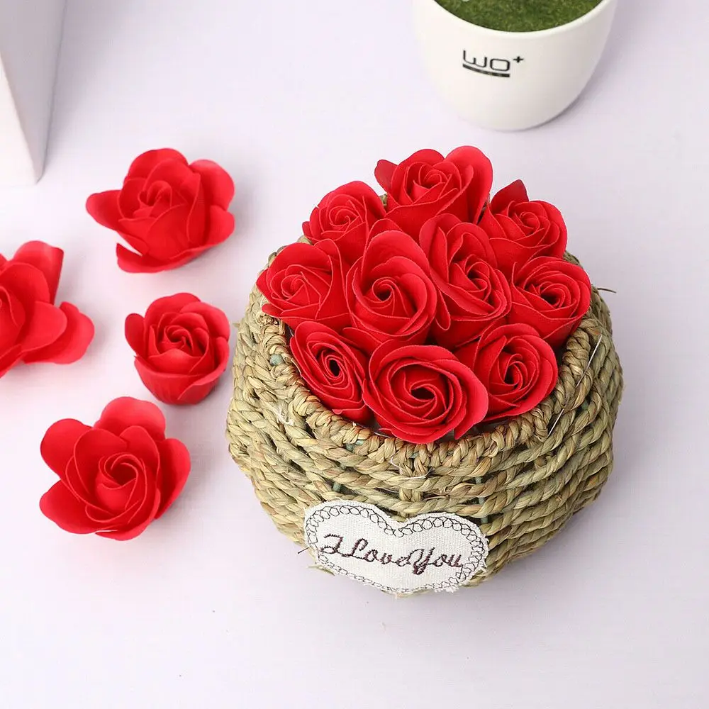 81Pcs/lot Rose Bath Body Flower Floral Soap Scented Rose Flower Essential For Wedding Valentine\'S Day Gift Holding flowers