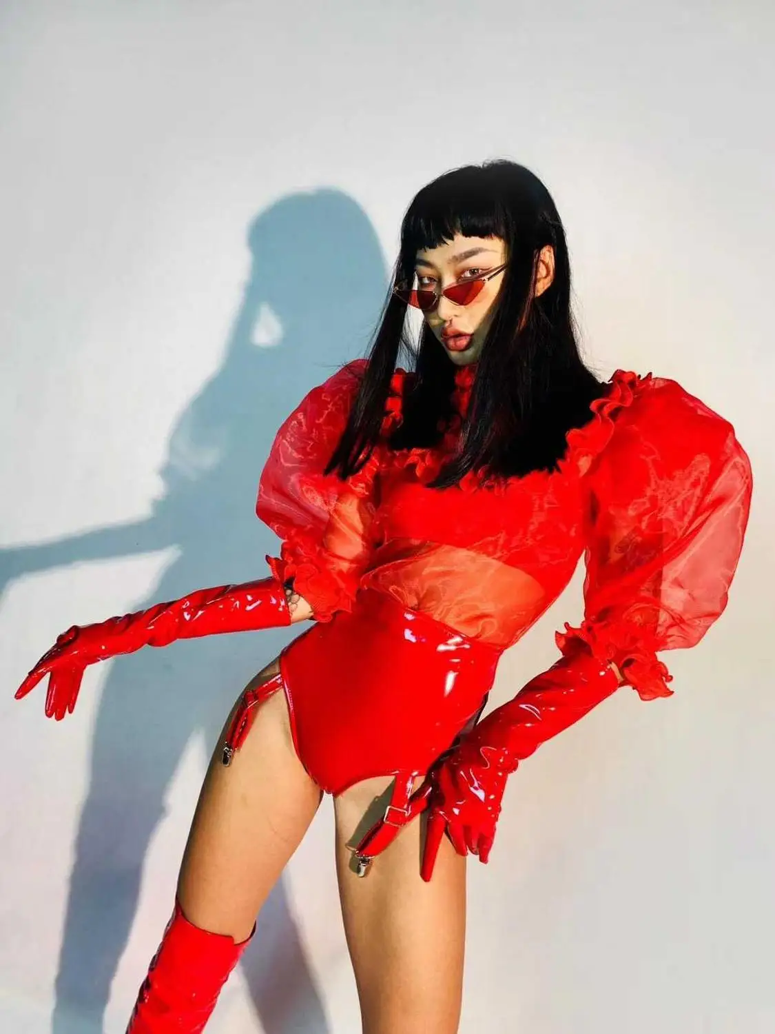 Rode transparante bodysuit met pofmouwen lederen handschoenen bar nachtclub vrouwen zanger concert sexy podiumkleding prestatie kostuum