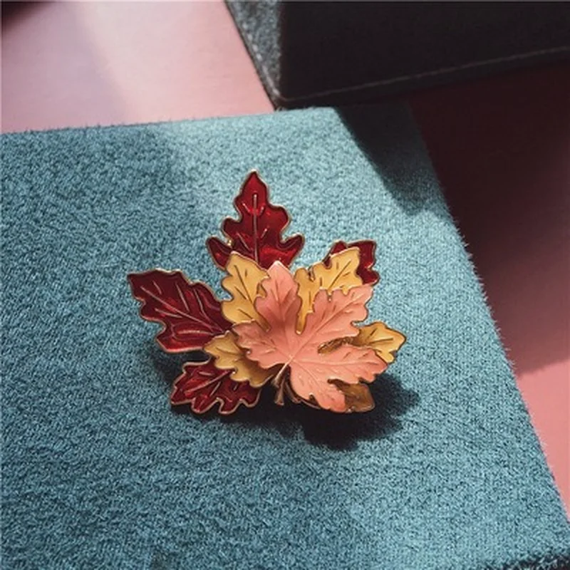 Women\'s Vintage Brooch Maple Leaf Brooches for Women Alloy Enamel Lapel Bag Hat Brooches Fashion Jewelry Badge Man Woman Gift