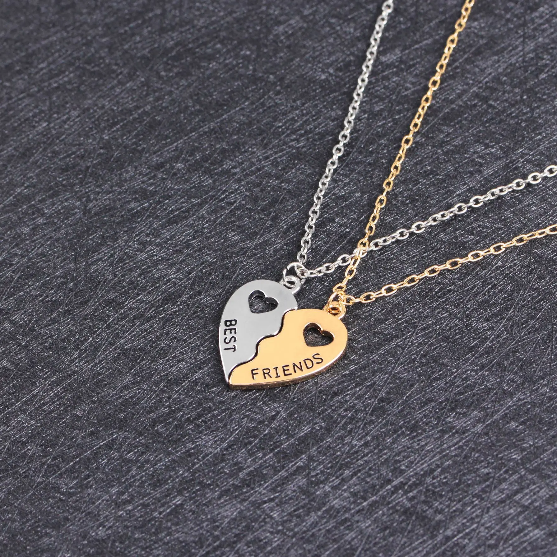 2 Pcs/Set Two Half Heart Stitching Necklace Fashion Simple Best Friend Hollow Metal Pendant Necklace Trendy Jewelry Accessories