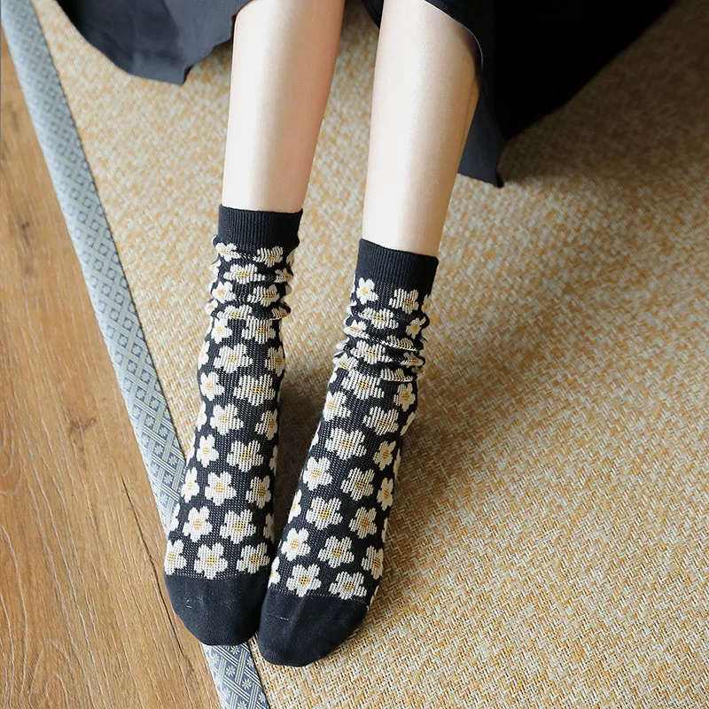 Funky Retro Daisy Cozy Women's Tube Socks Cartoon Flower Streetwear Skateboard Cotton Harajuku Kawaii Socks Autumn Winter