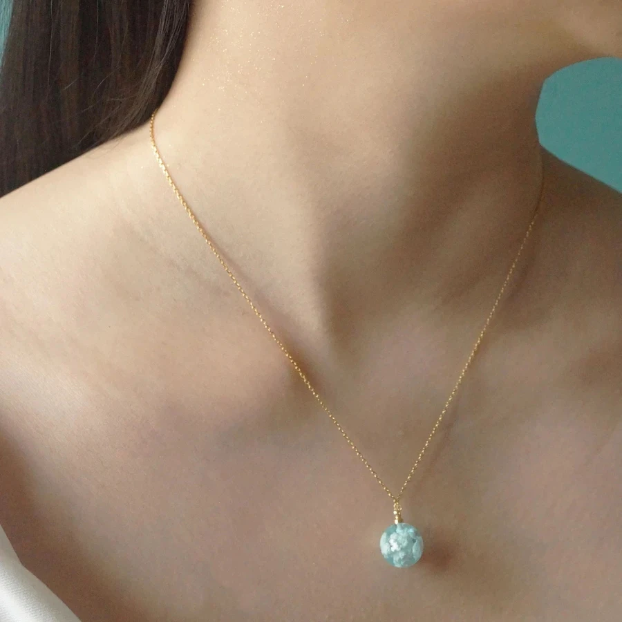 قلادة شفافة من الراتينج على شكل كرة دائرية للنساء والفتيات ، عقد مع سلسلة كروية وسحابة زرقاء سماوي ، مجوهرات عصرية ، هدايا ، تصميم 2021