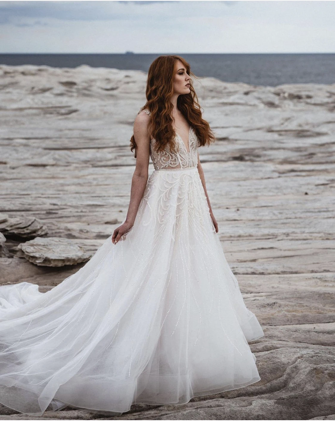 Robe de mariée en Tulle, ligne a, col en v, Appliques de dentelle, perles d'illusion, bouton, magnifique longueur au sol, balayage, traîne, nouvelle collection