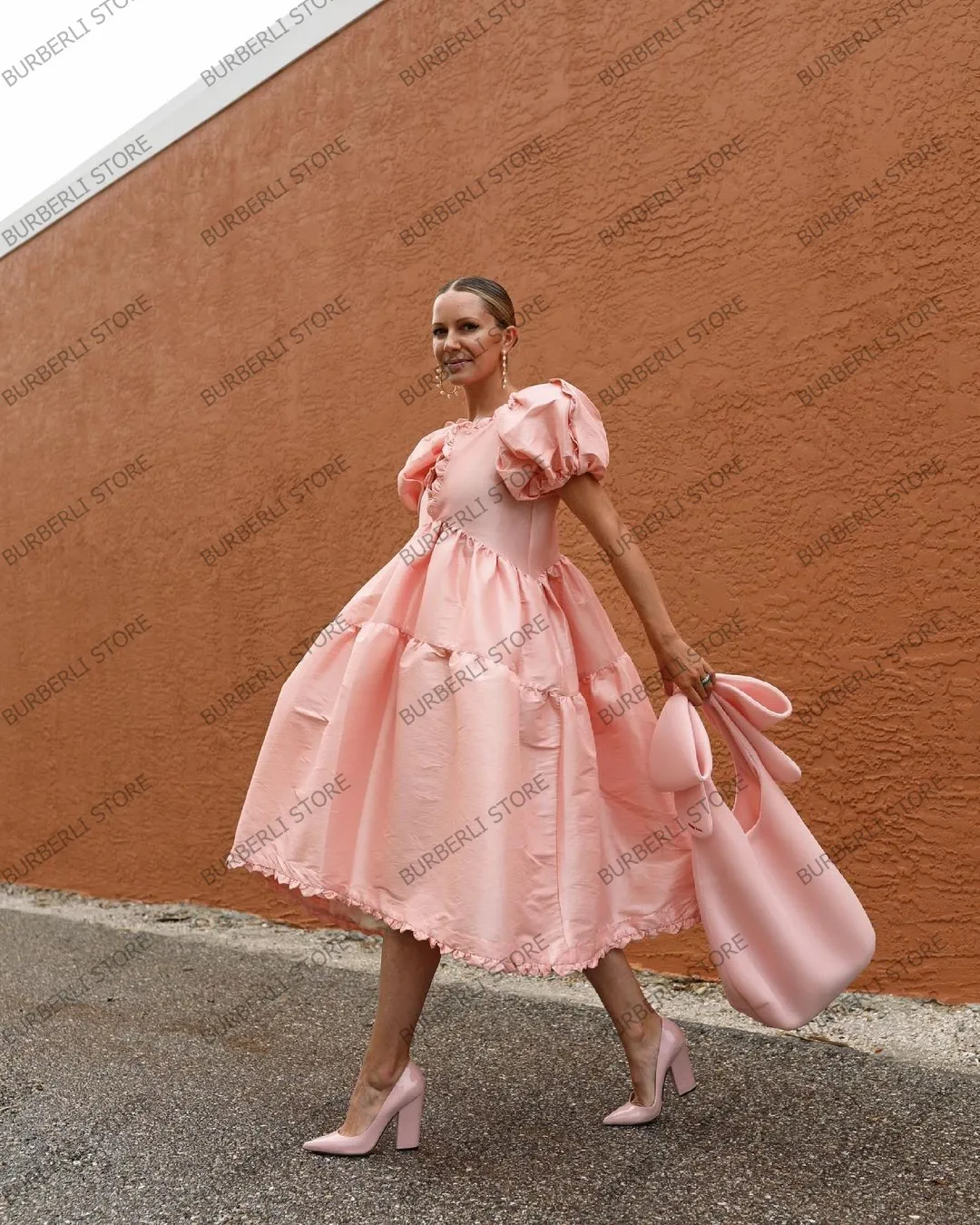 لطيف الطفل الوردي الكشكشة المرأة فستان صيفي مع نفخة كاب الأكمام مثير العميق الخامس الرقبة منتصف العجل فستاين سهرة/فساتين الحفلات الفتيات الساتان خلع الملابس