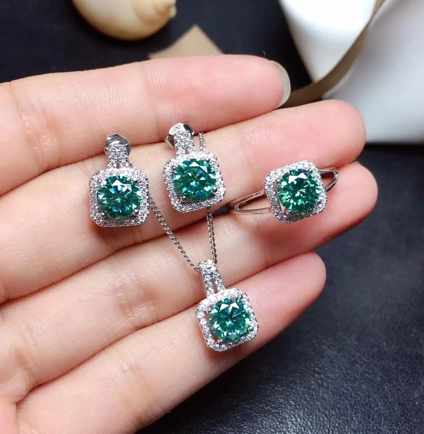 

1 carat green Moissanite suit The latest gemstone. Good color and fashionable style D VVS