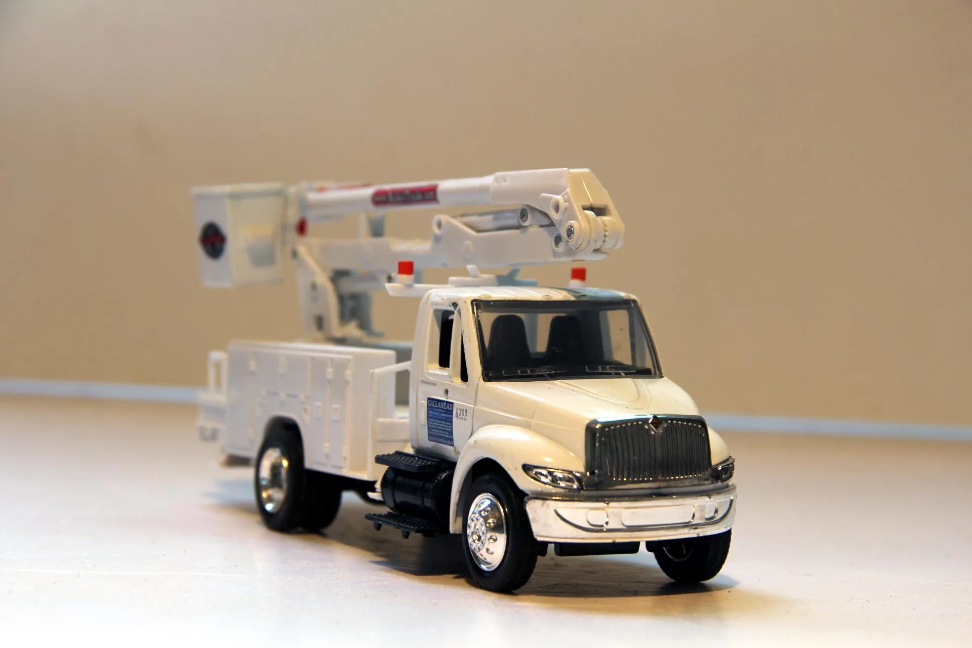 Special Price 1/43 Clearance Process Die-cast Metal International 4200 Repair Truck Model Furniture Display Collection Toys For