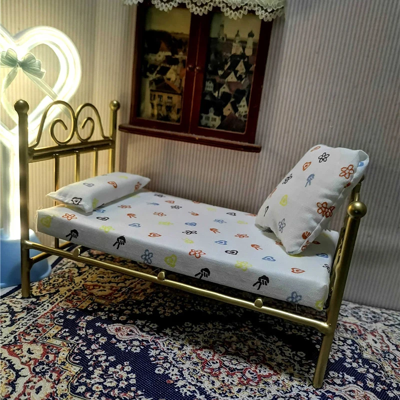 Cama em miniatura para bonecas, casa de bonecas, boneca de ferro e cama, brinquedo infantil de simulação, dramatização, coleção de brinquedos, presentes, 1:12