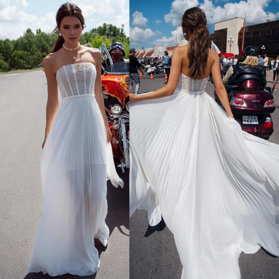 Vestidos de novia de línea A, vestidos de novia sexys de encaje con escote Corazón, vestidos de novia drapeados hechos A medida, Espalda descubierta, tren de barrido, vestido de novia de playa 2020