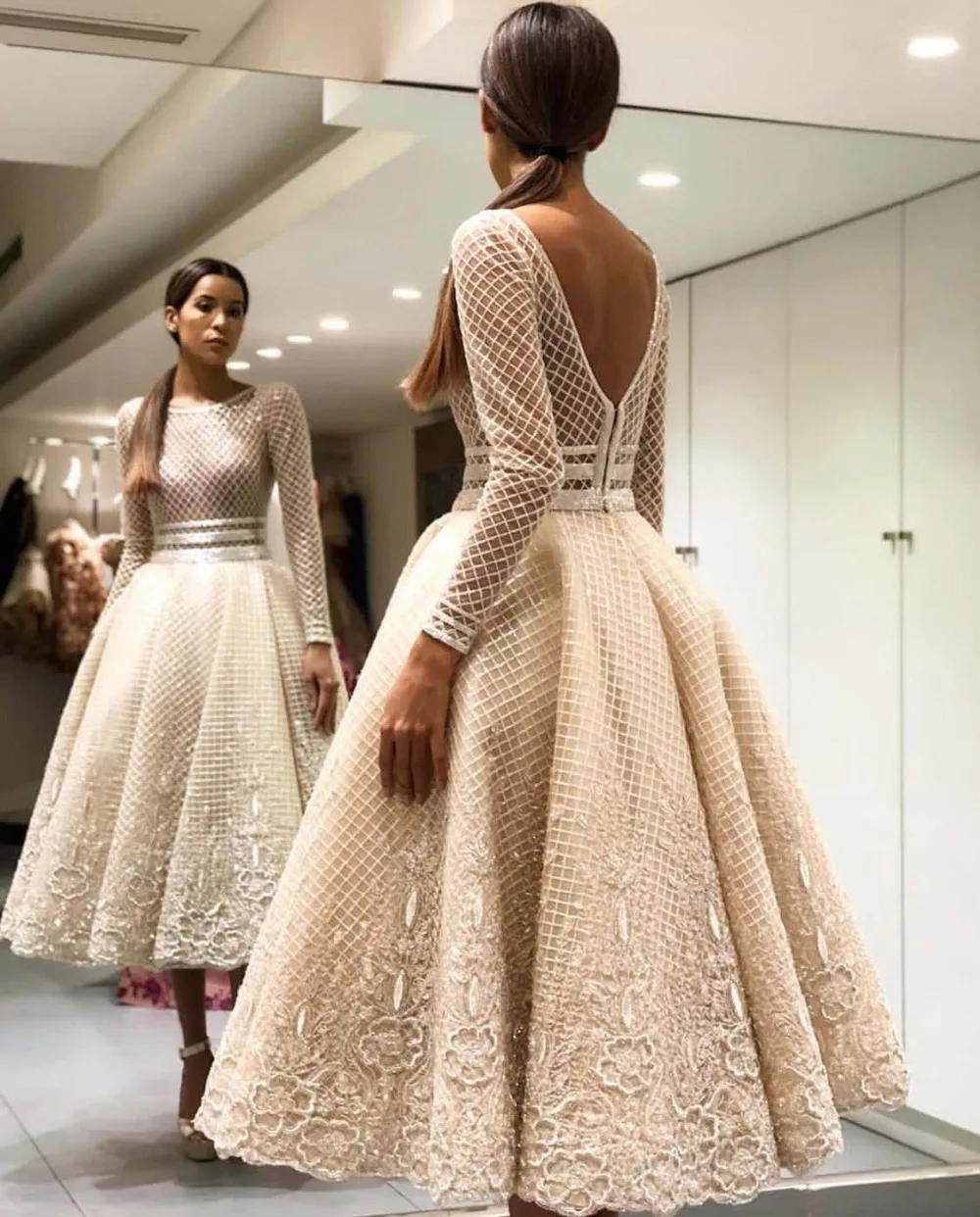 

Elegant Bige Color Unique Lace Cocktail Dresses Full Sleeves V-Back Tea-Length Prom Gowns Robe De Soiree Champagne Party Dresses