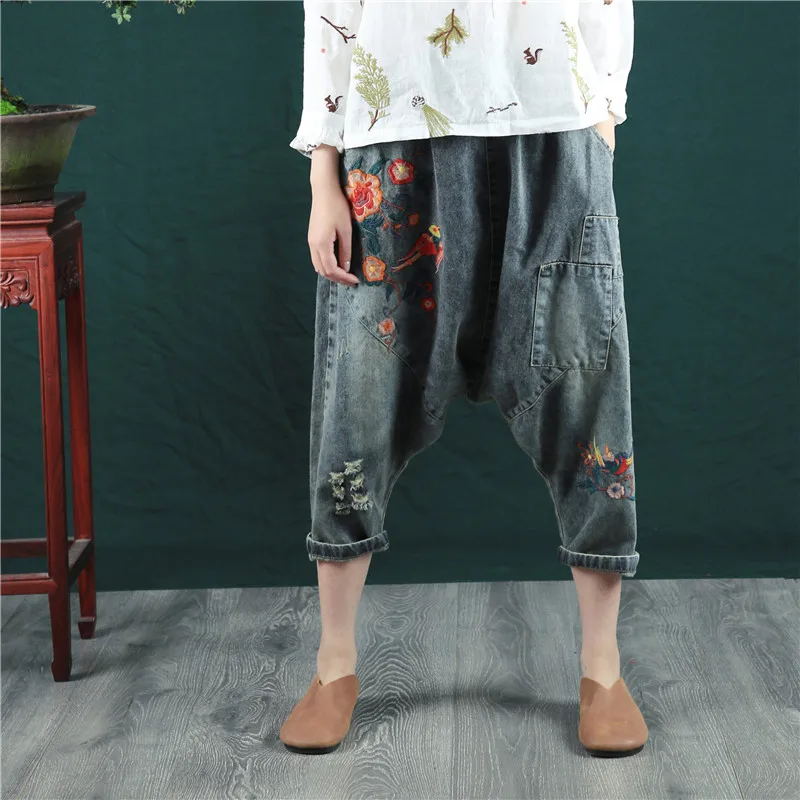 

Free Shipping 2020 New Vintage Calf Length Pants For Women Denim Trousers Elastic Waist Casual Embroidery 3/4 Pants With Holes