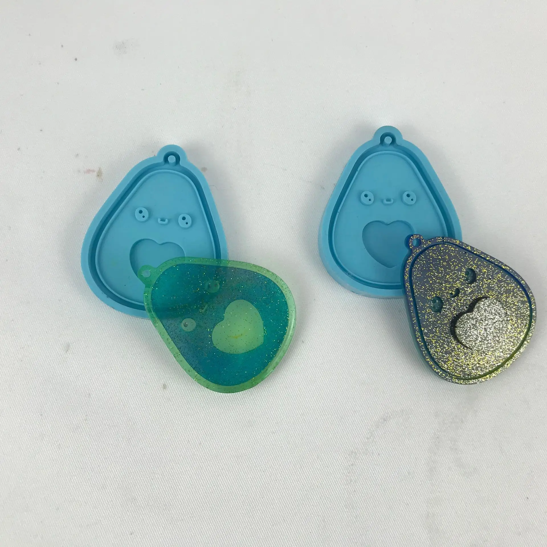 Molde de silicona para llavero de aguacate, 2 piezas, fruta creativa, colgante para teléfono, joyería decorativa, espejo colgante para Resina