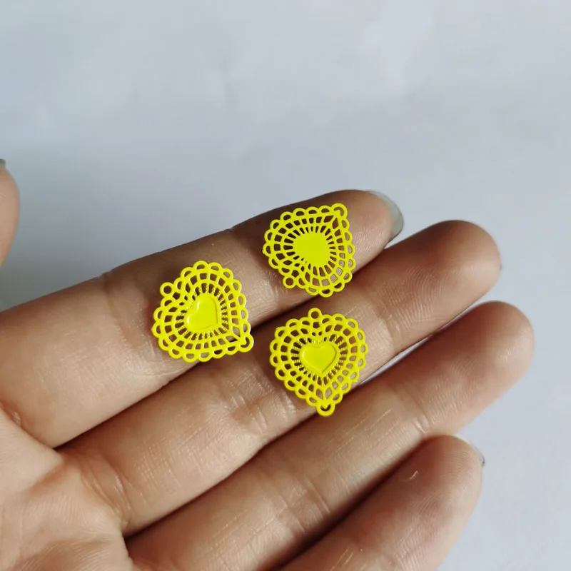 100 Stück AC2575 Messing-Herzanhänger, bunte filigrane Ohrring-Verbindungsstücke, Metallverzierungen, DIY-Schmuckmaterialien, 14mm*15mm – Detail 9