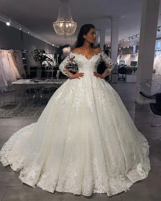 

New Vintage Off the Shoulder Dressed Sleeve with Low Neckline Applique Drapted Castle Wedding Gown