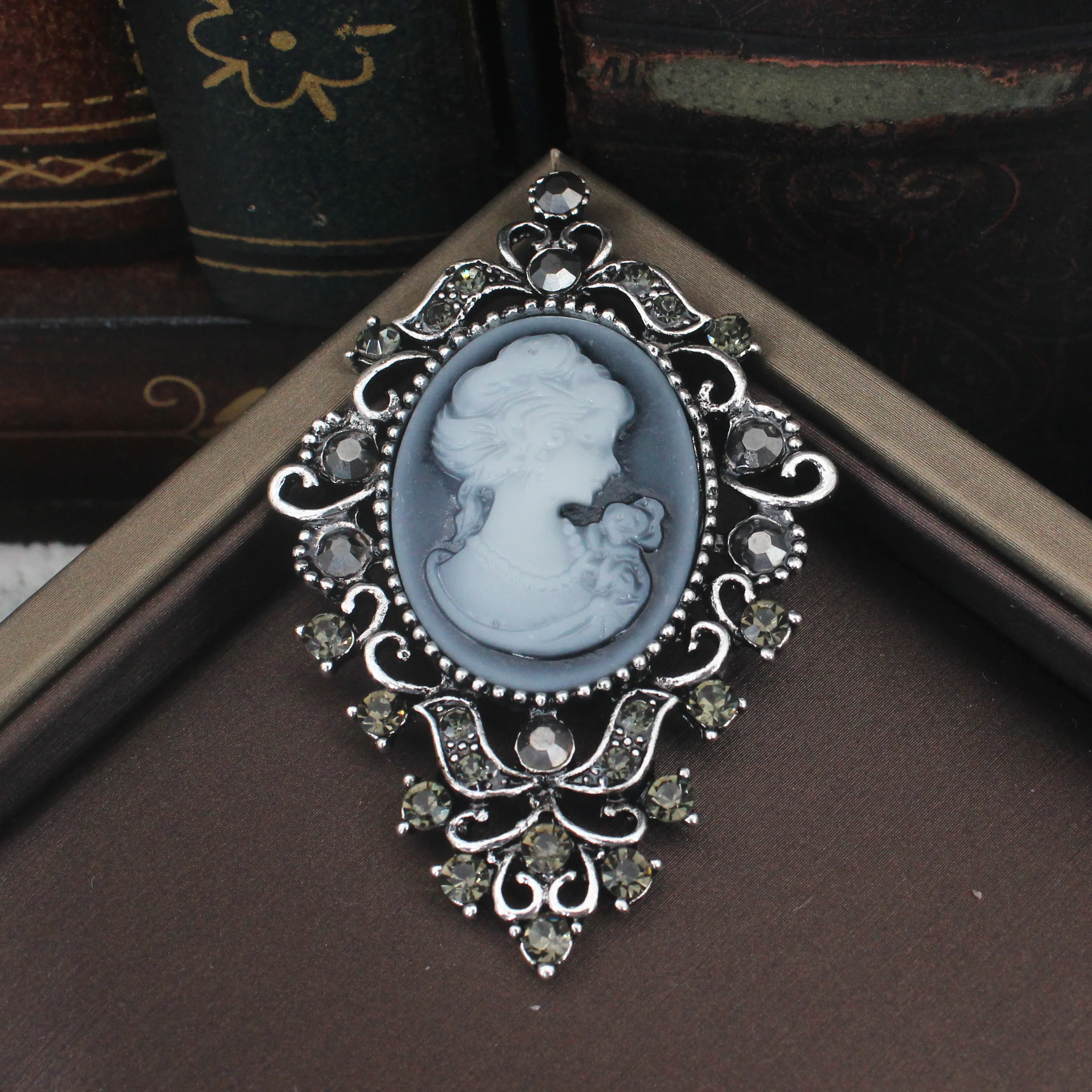 Crystal Rhinestones Cameo Vintage Brooches for Women Queen\'s Cameo Beauty Head Brooch Pin Clothing Accessories Girls Gifts