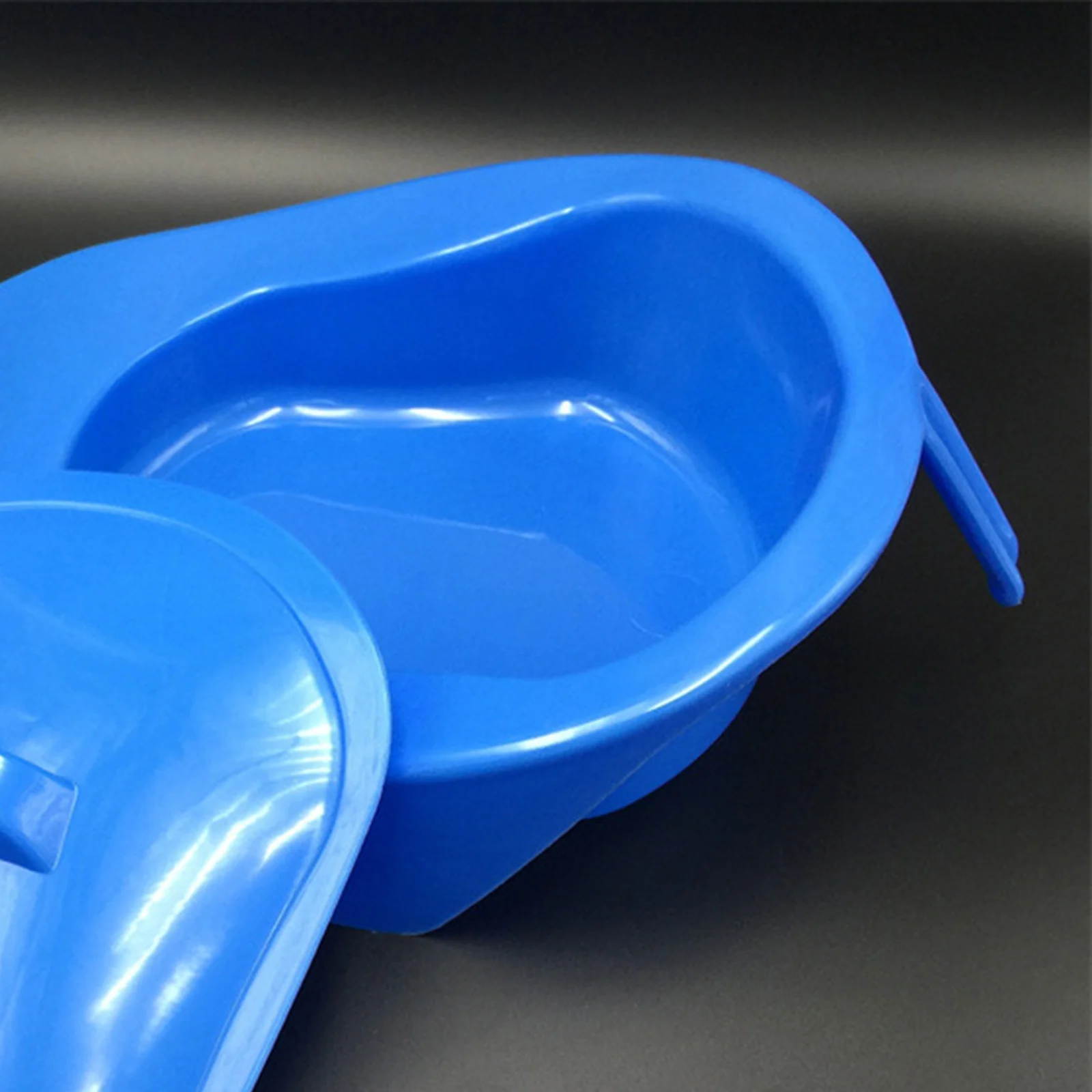 Bedpan Bed Pan with Lid Handle Emergency Device for Patient Women Men Large Capacity Bedpan Incontinence Aids Bed Pan