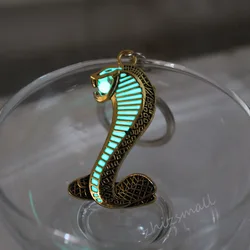 Glowing Cobra Keychain Snake Key Chain Rattlesnake key ring GLOW in the DARK Luminous keychain women men Car bag key Pendant