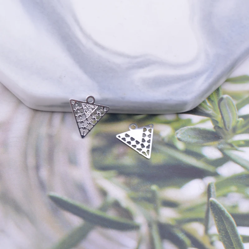 100 Stück AC11639 10*12mm Filigrane Mini-Dreieck-Anhänger aus Metall-Messing, Dünne Geometrische Anhänger für DIY-Schmuck- und Ohrringherstellung – Detail 6